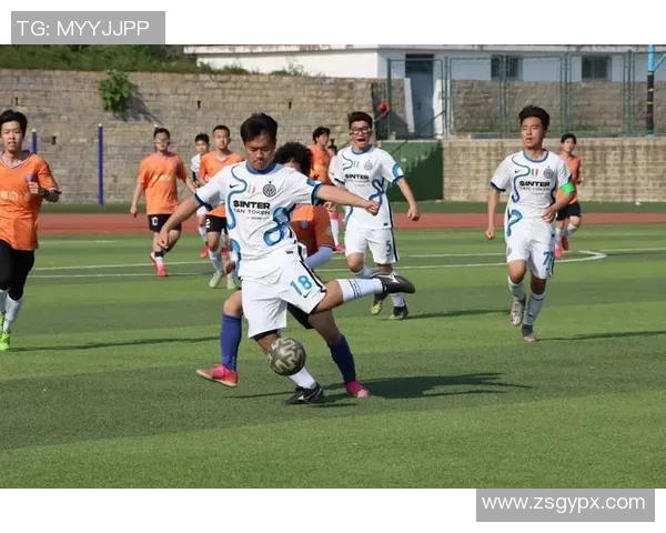 球场英姿尽显足球帅星风采,激情与技术并存的完美演绎