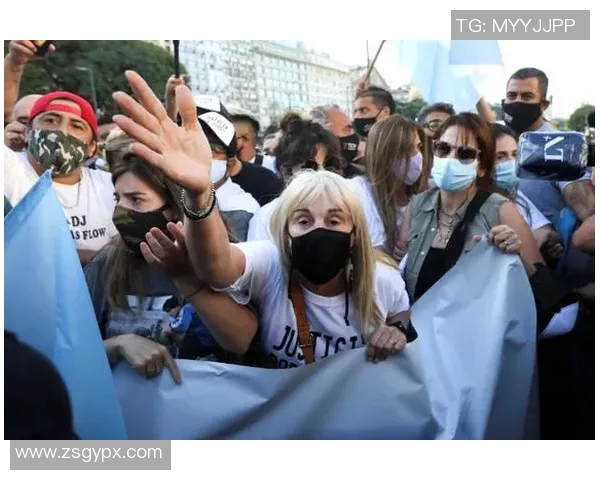 足球球星怒踢领队事件曝光 球场风波引发热议与讨论